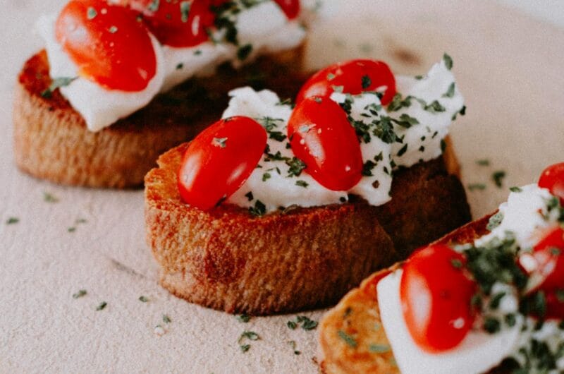 Bruschetta aux tomates fraîches et basilic