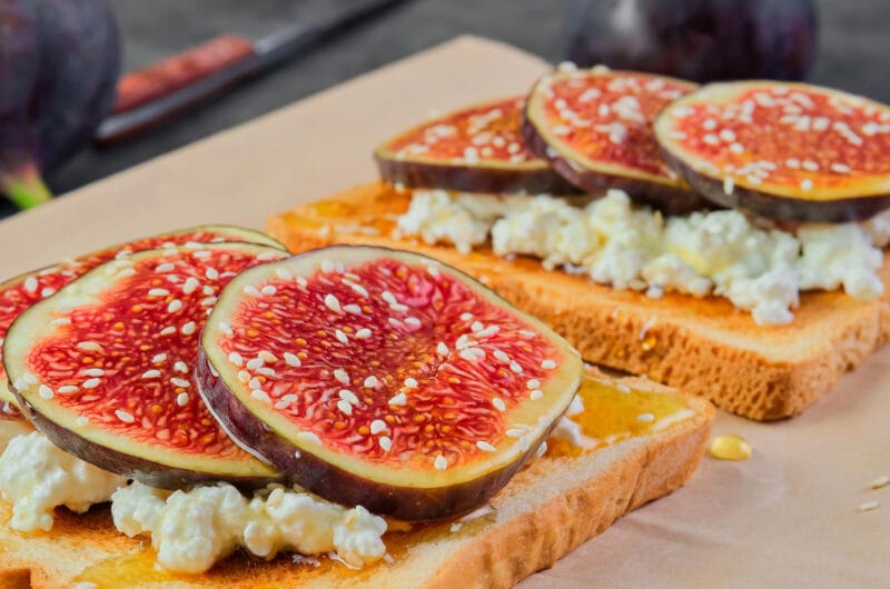 Canapés au fromage et figues