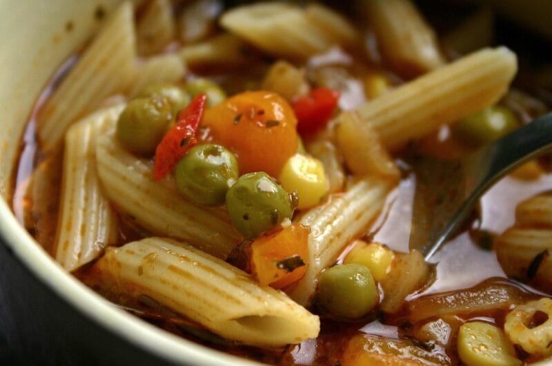 Soupe Minestrone italien aux légumes et pâtes