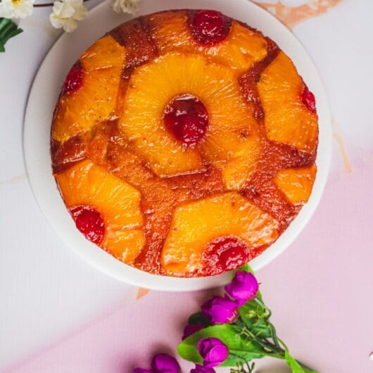 Un dessert spectaculaire et juteux, avec un caramel naturel à l’ananas, qui impressionne sans effort !
